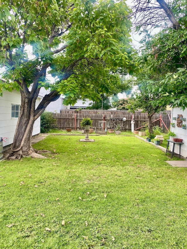 928 Elmore St, Borger, TX 79007 - view of fenced backyard