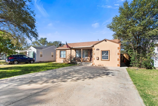 view of front of property featuring covered porch and a front lawn