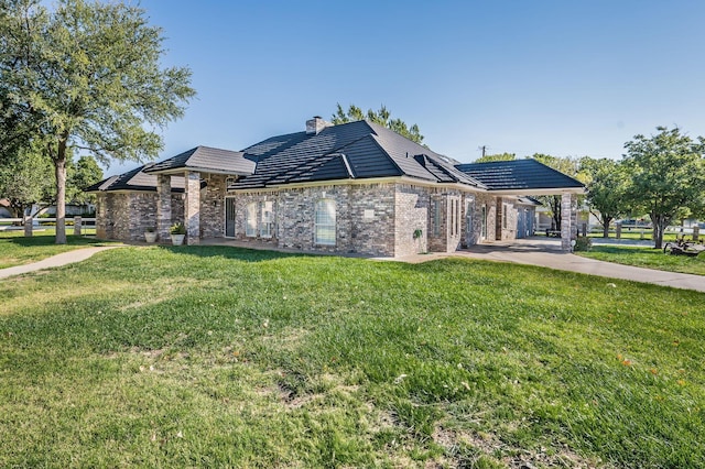 view of front of property featuring a front yard