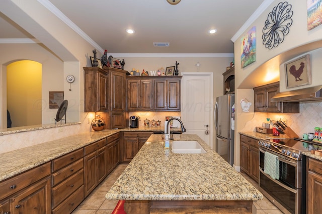 7409 Columbus Dr, Amarillo, TX 79118 - kitchen with stainless steel appliances, light tile patterned floors, arched walkways, decorative backsplash, and recessed lighting