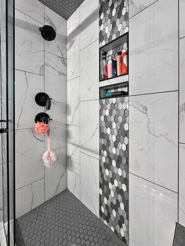 1417 Bluebonnet St, Borger, TX 79007 - full bath featuring tiled shower