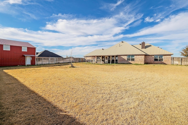 view of yard with an outdoor structure