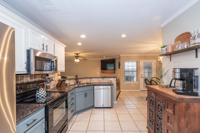 8507 Barstow Dr, Amarillo, TX 79118 - kitchen featuring stainless steel appliances, a peninsula, crown molding, ceiling fan, and white cabinetry