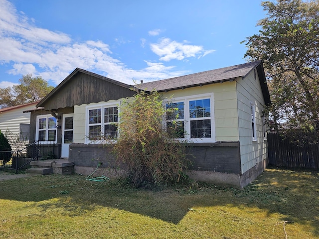 view of front of property with a front yard