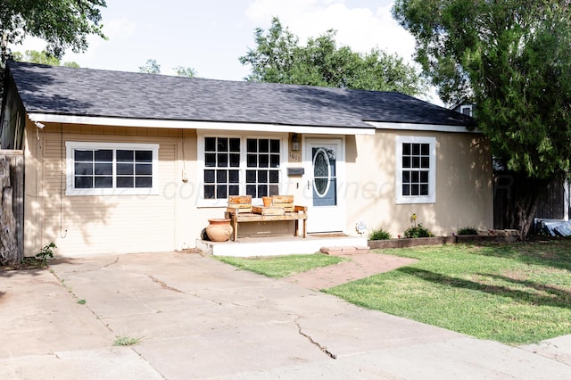 1611 S Palo Duro St, Amarillo, TX 79106 - ranch-style house featuring a shingled roof and a front lawn