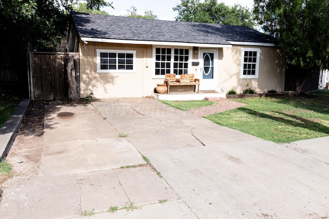 1611 S Palo Duro St, Amarillo, TX 79106 - single story home featuring a front lawn and roof with shingles