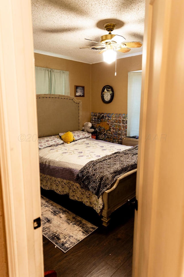 1611 S Palo Duro St, Amarillo, TX 79106 - bedroom featuring wood finished floors, a ceiling fan, and a textured ceiling