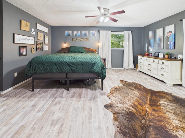 2600 Comanche Trl, Pampa, TX 79065 - bedroom featuring wood finished floors, ceiling fan, and a textured ceiling