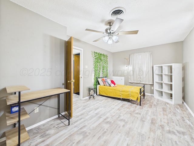 2600 Comanche Trl, Pampa, TX 79065 - bedroom featuring wood finished floors and a textured ceiling