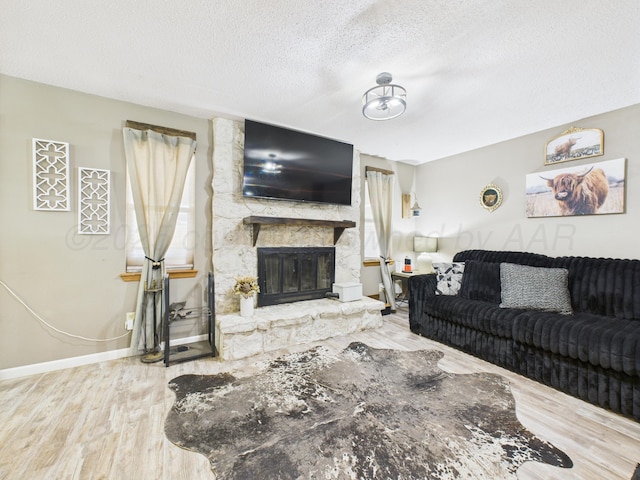 2600 Comanche Trl, Pampa, TX 79065 - living room featuring wood finished floors, a textured ceiling, and a fireplace