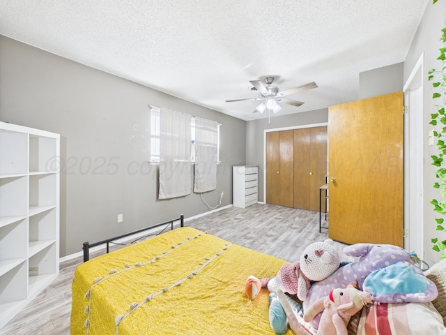 2600 Comanche Trl, Pampa, TX 79065 - bedroom featuring a closet, wood finished floors, a textured ceiling, and ceiling fan