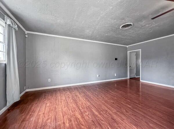 300 Estireno St, Borger, TX 79007 - photo 5