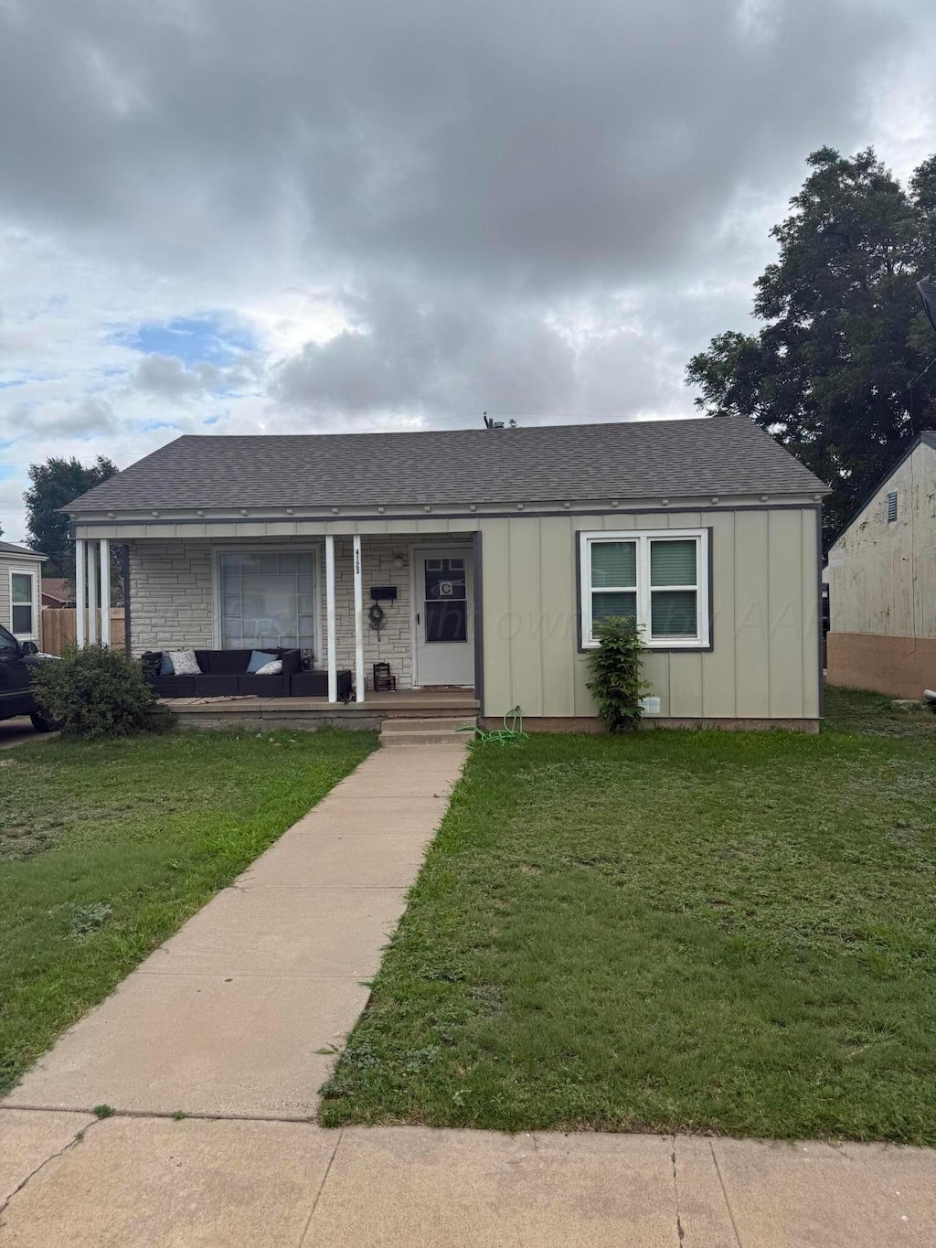 4123 Gables St, Amarillo, TX 79110 - view of front of property featuring outdoor lounge area, a front lawn, a porch, and a shingled roof