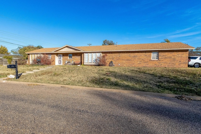 ranch-style house featuring a front lawn