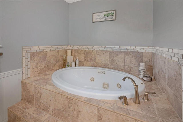 4022 Pinehurst Dr, Amarillo, TX 79109 - full bath featuring a whirlpool tub and a wainscoted wall