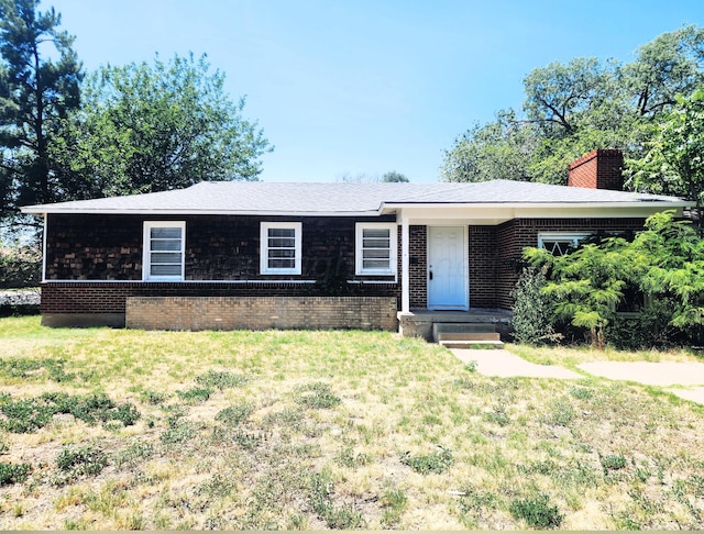 single story home featuring a front yard