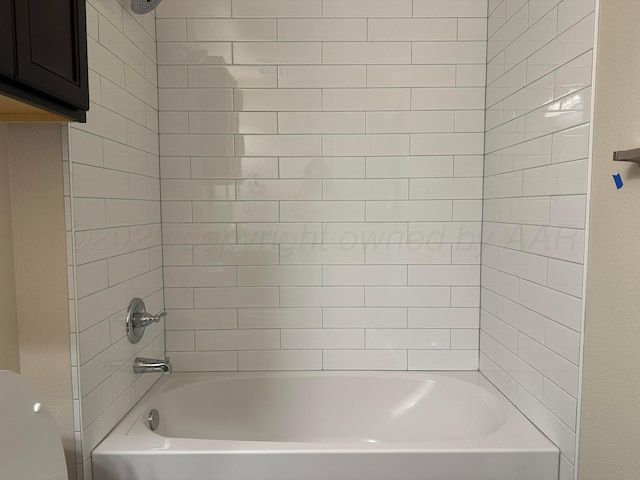 bathroom featuring tiled shower / bath