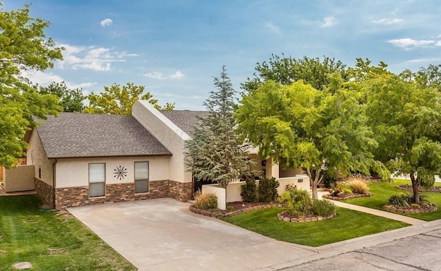 view of front facade with a front yard