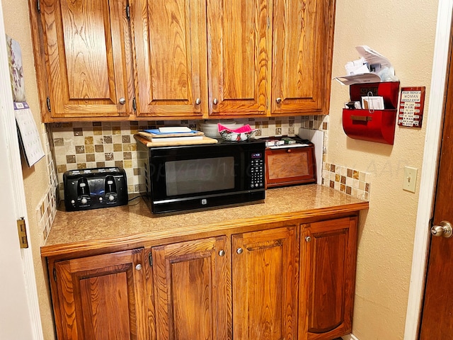 kitchen with decorative backsplash