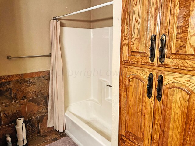 bathroom featuring shower / bath combo with shower curtain