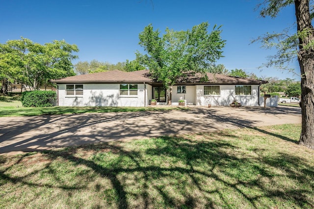 ranch-style home featuring a front yard