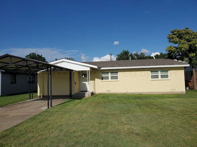 view of front of property featuring a carport and a front yard