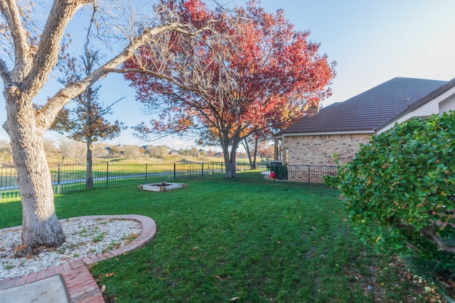 view of yard featuring a rural view