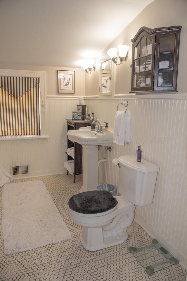 2122 S Hayden St, Amarillo, TX 79109 - half bathroom featuring toilet and wainscoting
