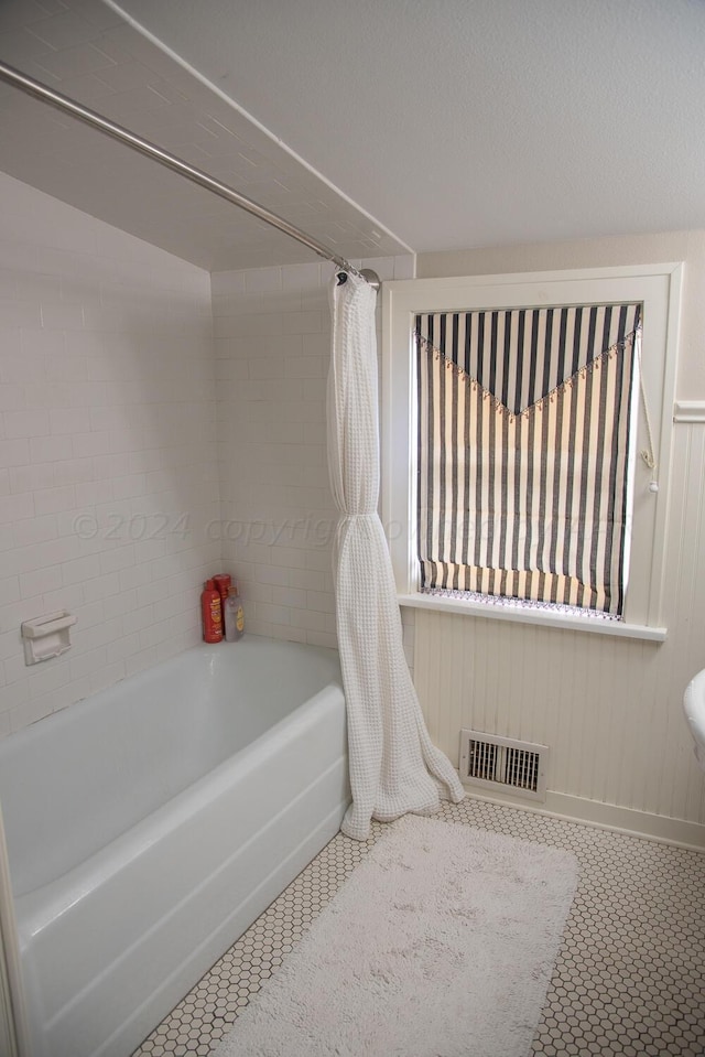 2122 S Hayden St, Amarillo, TX 79109 - bathroom featuring shower / tub combo