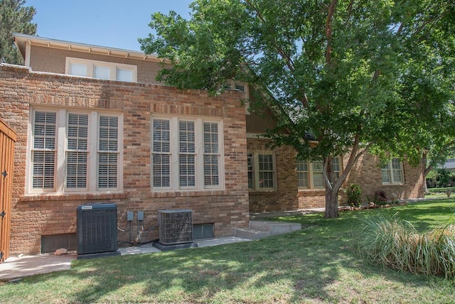 2122 S Hayden St, Amarillo, TX 79109 - rear view of property featuring a yard and brick siding