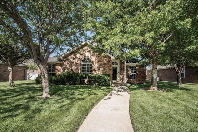 view of front of property featuring a front lawn