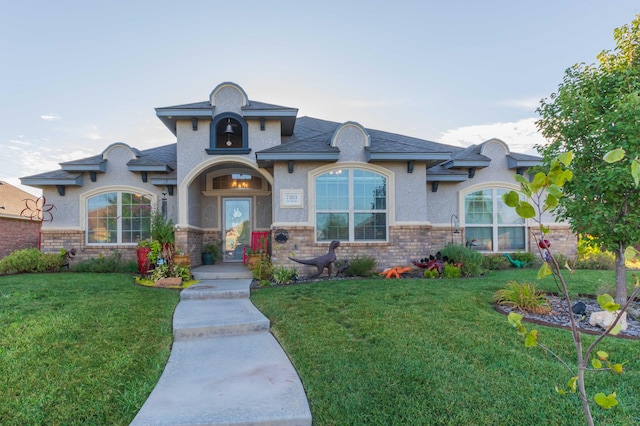 view of front of property featuring a front yard