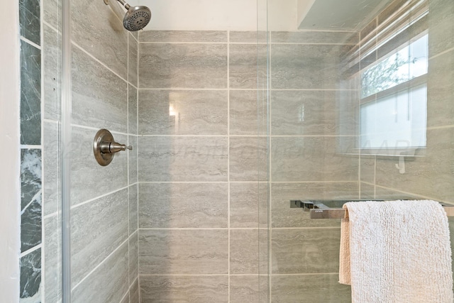 full bathroom featuring tiled shower