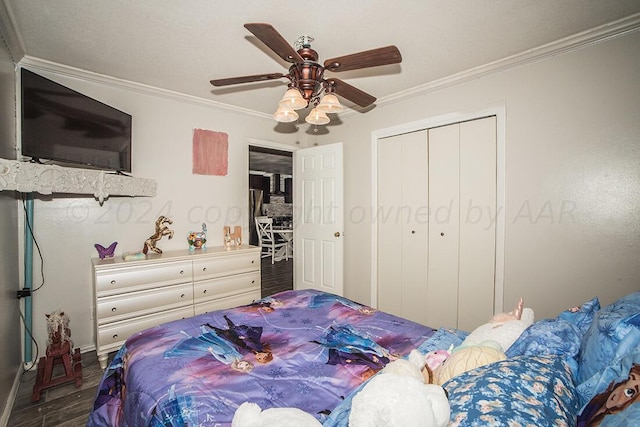 bedroom with ornamental molding, dark wood-style flooring, ceiling fan, and a closet