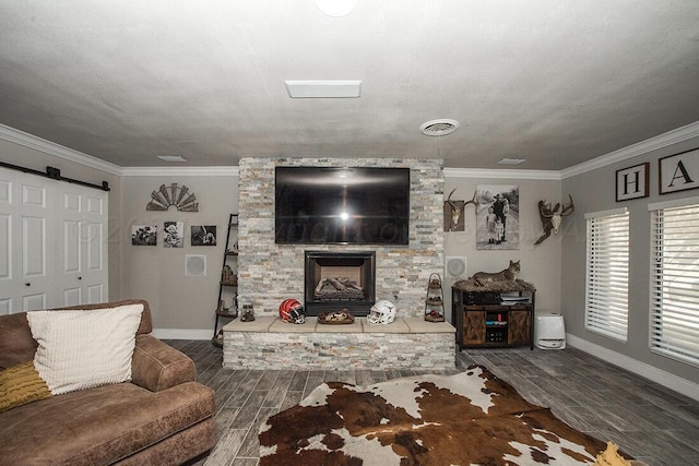 living room featuring wood finish floors, visible vents, crown molding, and a barn door