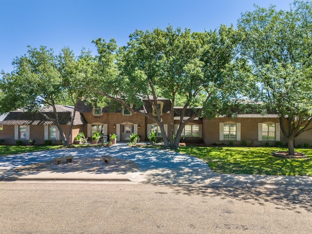 view of front of house with a front lawn