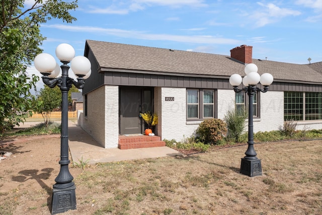 view of front facade with a front lawn