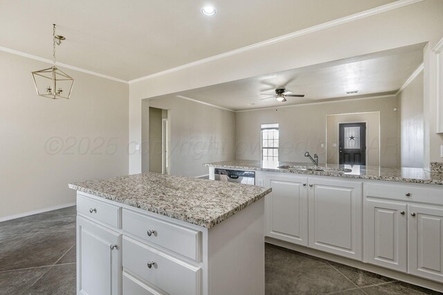 7901 Crestline Dr, Amarillo, TX 79119 - kitchen featuring a sink, a center island, a peninsula, crown molding, and a ceiling fan