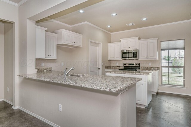 7901 Crestline Dr, Amarillo, TX 79119 - kitchen with stainless steel appliances, a sink, finished concrete floors, baseboards, and recessed lighting