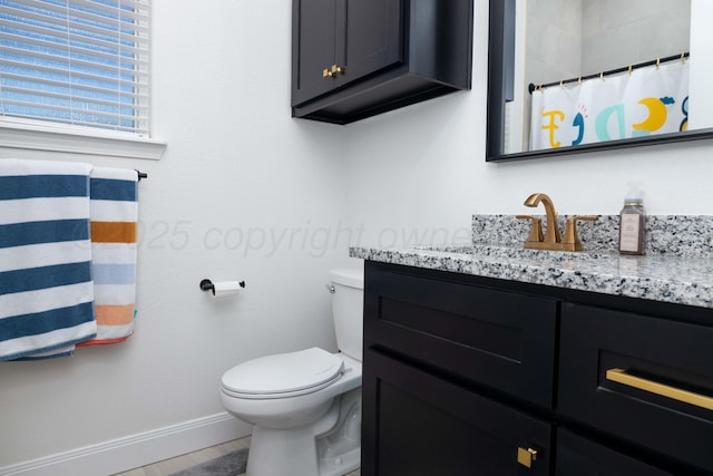 bathroom with wood finished floors, toilet, vanity, a shower with curtain, and baseboards