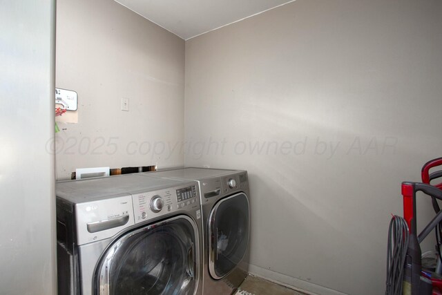 5506 Everett Ave, Amarillo, TX 79106 - laundry area featuring washing machine and clothes dryer and baseboards