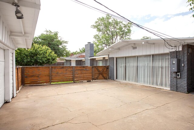 5506 Everett Ave, Amarillo, TX 79106 - detached garage featuring a gate