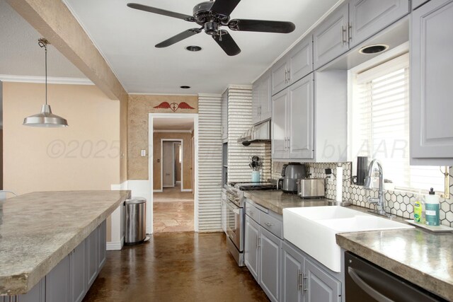 5506 Everett Ave, Amarillo, TX 79106 - kitchen with stainless steel appliances, gray cabinetry, backsplash, ceiling fan, and ornamental molding
