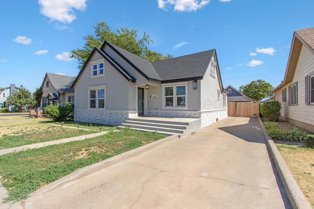 view of front of property featuring a front lawn