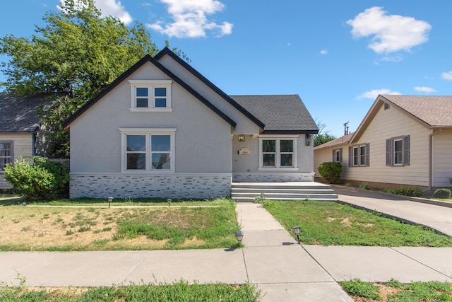 view of front of house with a front lawn