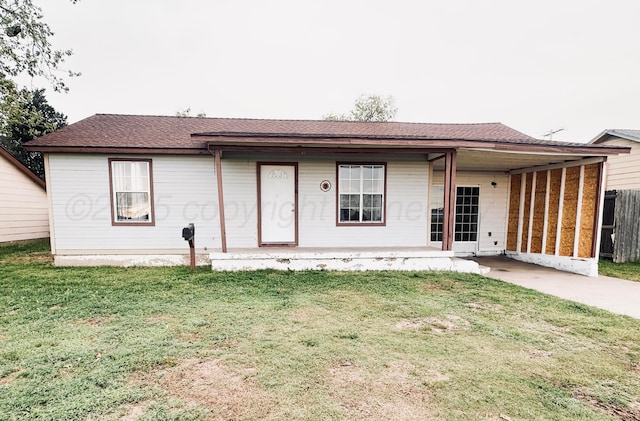 view of front of house featuring fence and a front yard