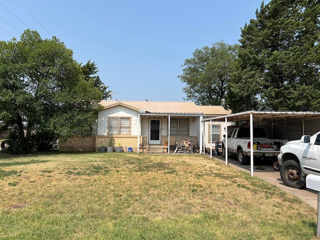 view of front facade featuring a carport and a front lawn