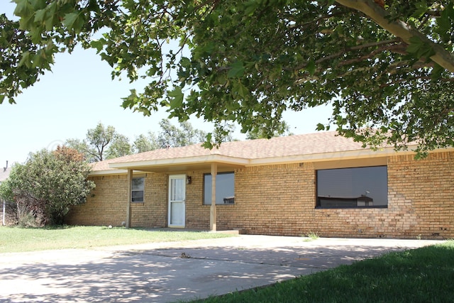 708 N Arizona St, Shamrock, TX 79079 - ranch-style house featuring brick siding and a front yard