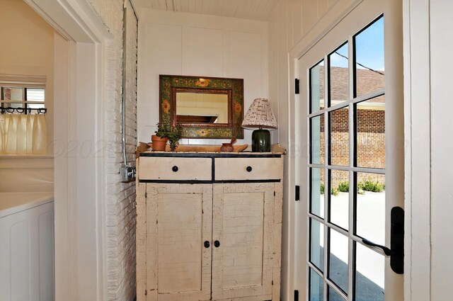 2215 S Hughes St, Amarillo, TX 79109 - doorway with washer / dryer
