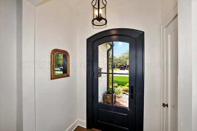 2215 S Hughes St, Amarillo, TX 79109 - entryway featuring arched walkways and baseboards